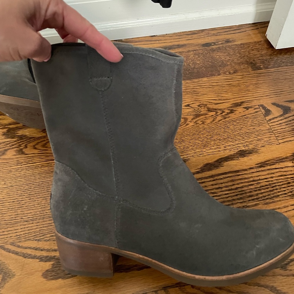Ugg suede boots 7.5 shearling insole never worn